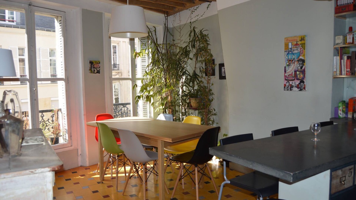 Les Halles Apartment | Old typical parisian-style family apartment