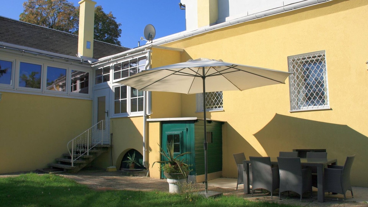 Liesing House | Old Viennese country house with veranda, private garden and free parking