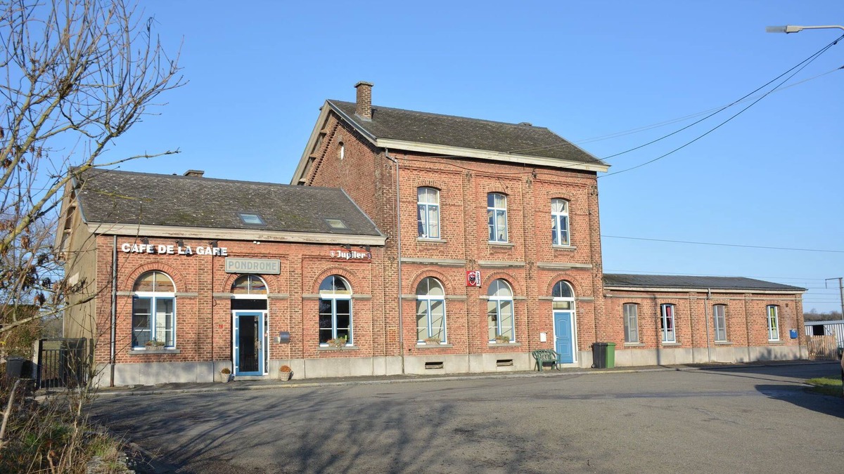 Beauraing House | Old village train station, 5 bedrooms and 4 bathrooms, small garden