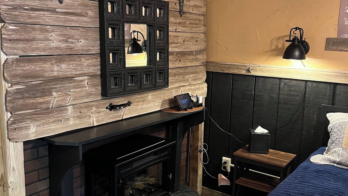 Canton Cottage | Old West Sheriff's Office Frontier Suite