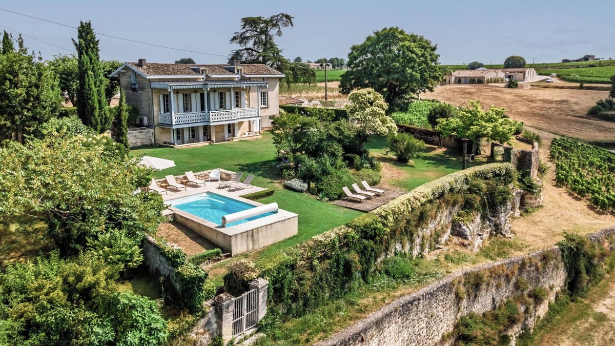 Saint-Emilion Villa | Old wine chateau with all comfort overlooking the vineyards of Saint-Emillion.