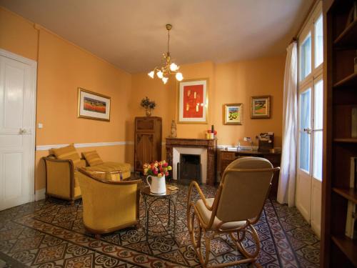 Thezan-les-Beziers House | Old wine storehouse with terrace and garden