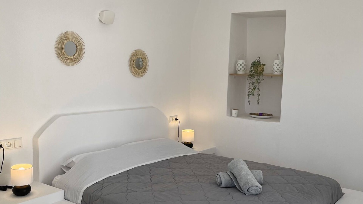 Akrotiri House | OLD WINERY (Superior)