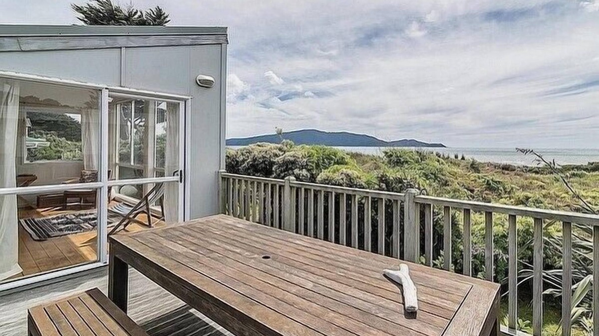 Waikanae Cottage | OLDE BEACH PEARL - WAIKANAE BEACH BACH in Waikanae Beach
