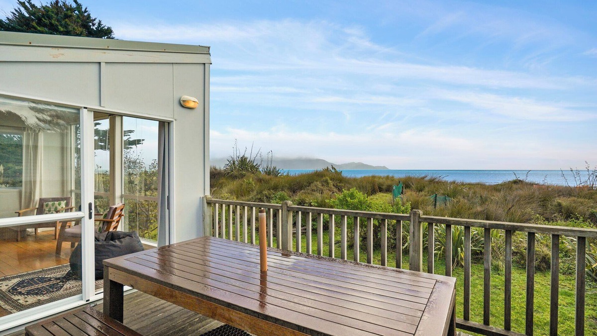 Waikanae House | Olde Beach Pearl - Waikanae Beach Holiday Home