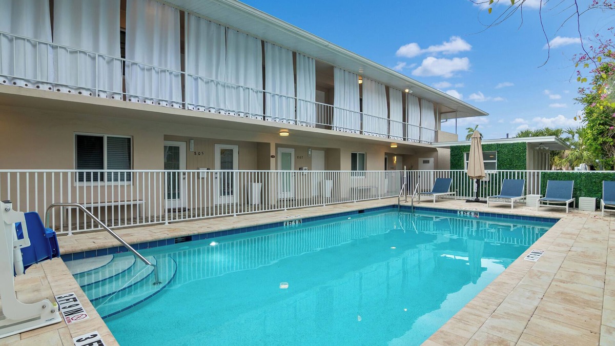 Redevelopment Area Apartment | Olde Naples Paradise 803