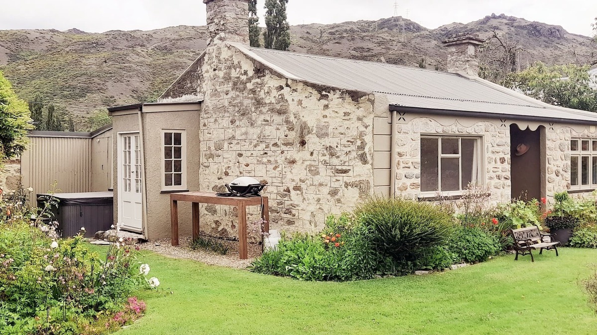 Clyde Cottage | Oldest stone cottage in clyde