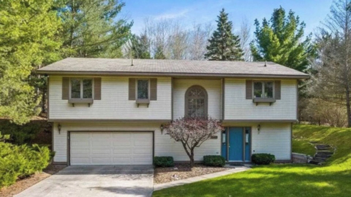 Harbor Springs House | Oldie but a goodie! Family & pet friendly home - a mile to town & near Nub’s Nob