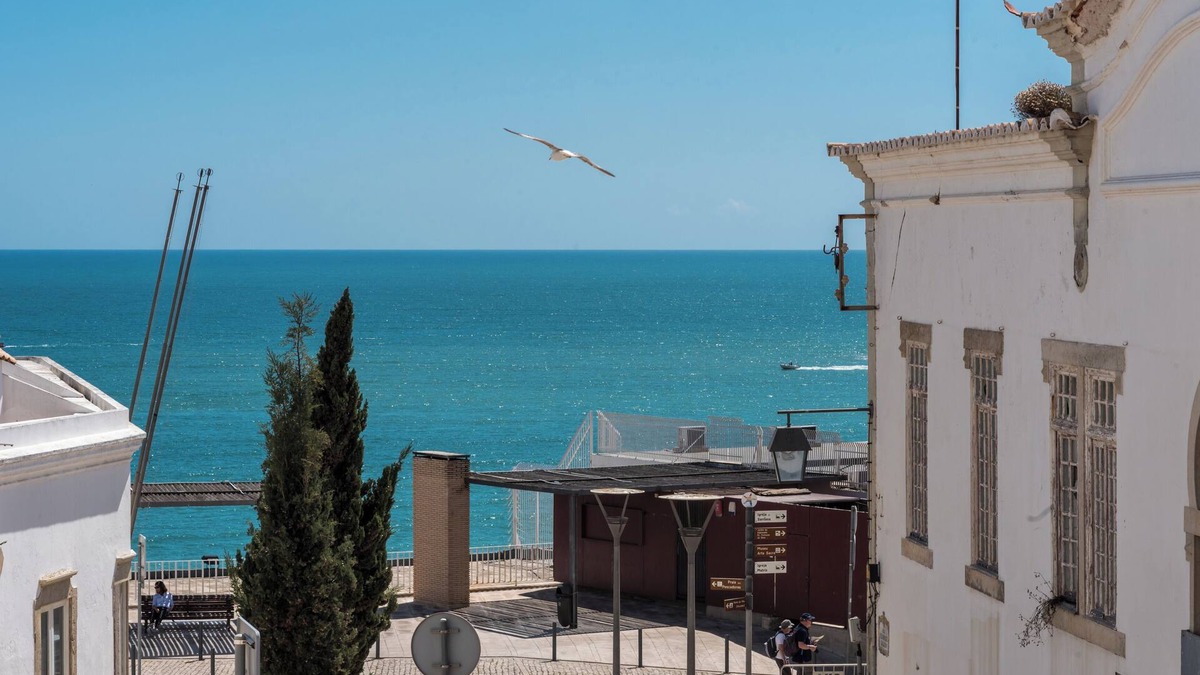 Albufeira Old Town Apartment | Oldtown Beach T2 2bth+PARK AC Wifi Bio HEATERS in Winter.