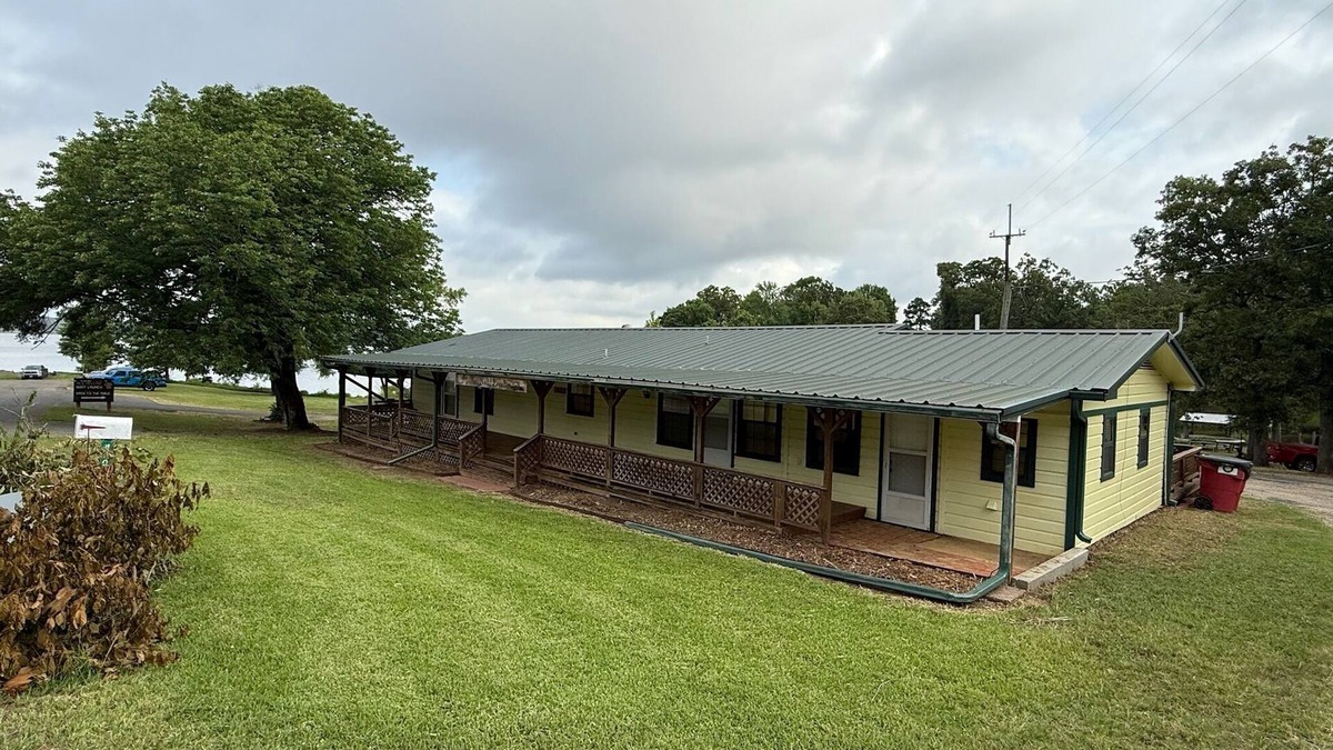 Zwolle House | Ole Yellow - Private boat access w/2 slip boat house