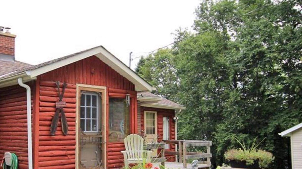 Unorganized Centre Parry Sound House | O’Leary’s Lane is Rustic and Cozy 4 season cottage! Fishing year round!