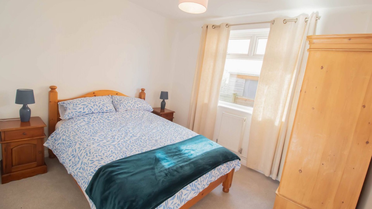 South Heighton Cottage | Olive garden - sleeps 5 guests in 3 bedrooms