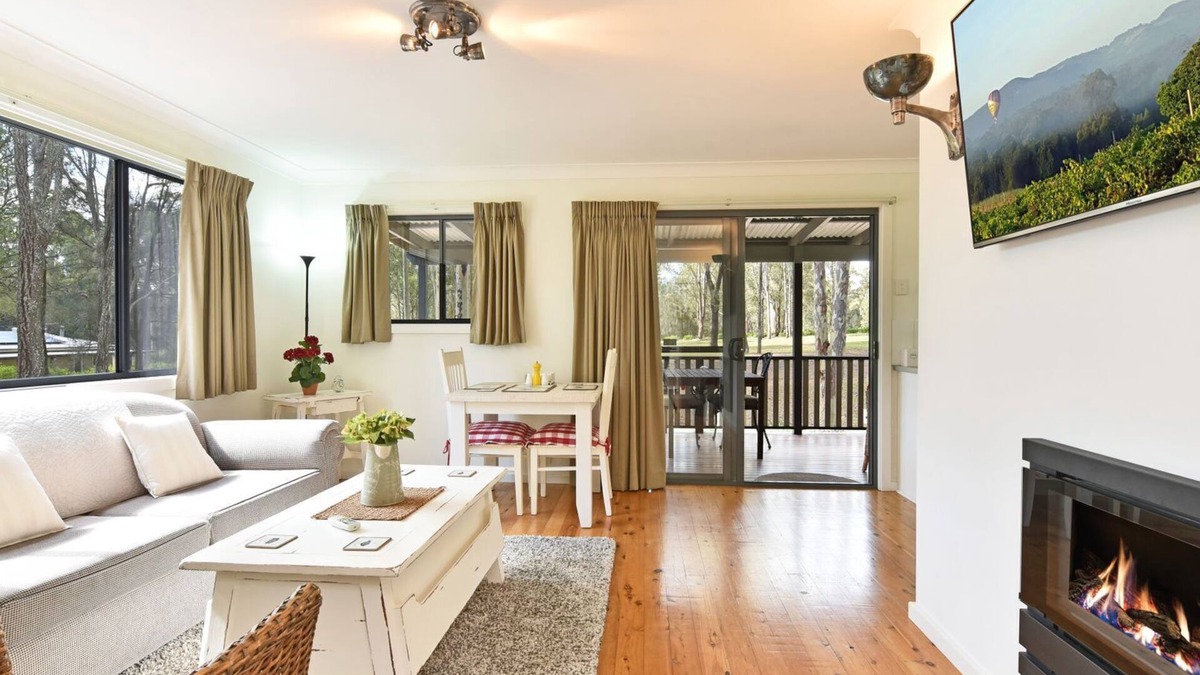 Pokolbin Cottage | Olive Grove 3 1 Bedroom Cabin with large Bath and walk to wineries