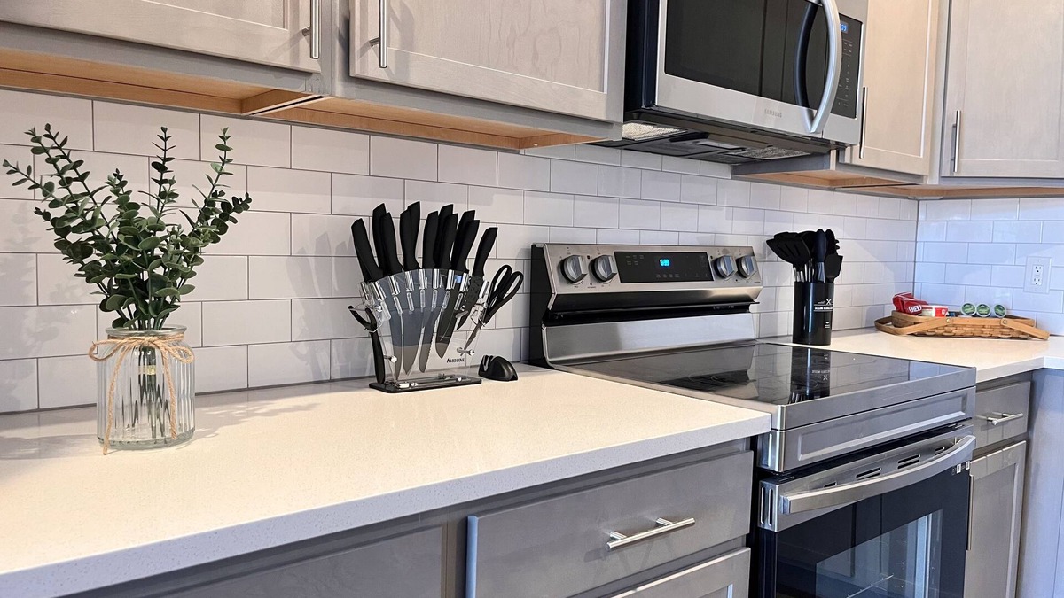 Whitestown Apartment | Oliver Capital - Relaxing King Bed Suite