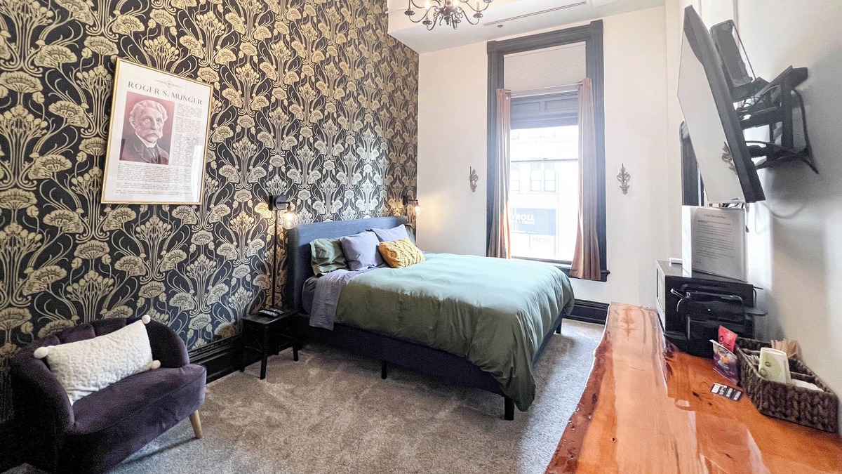 Downtown - Waterfront House | Oliver Inn | Suite 14 | Roger & Oliver Munger