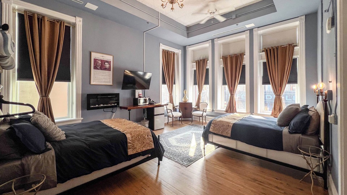 Downtown - Waterfront House | Oliver Inn | Suite 16 | Chester & Clara Congdon
