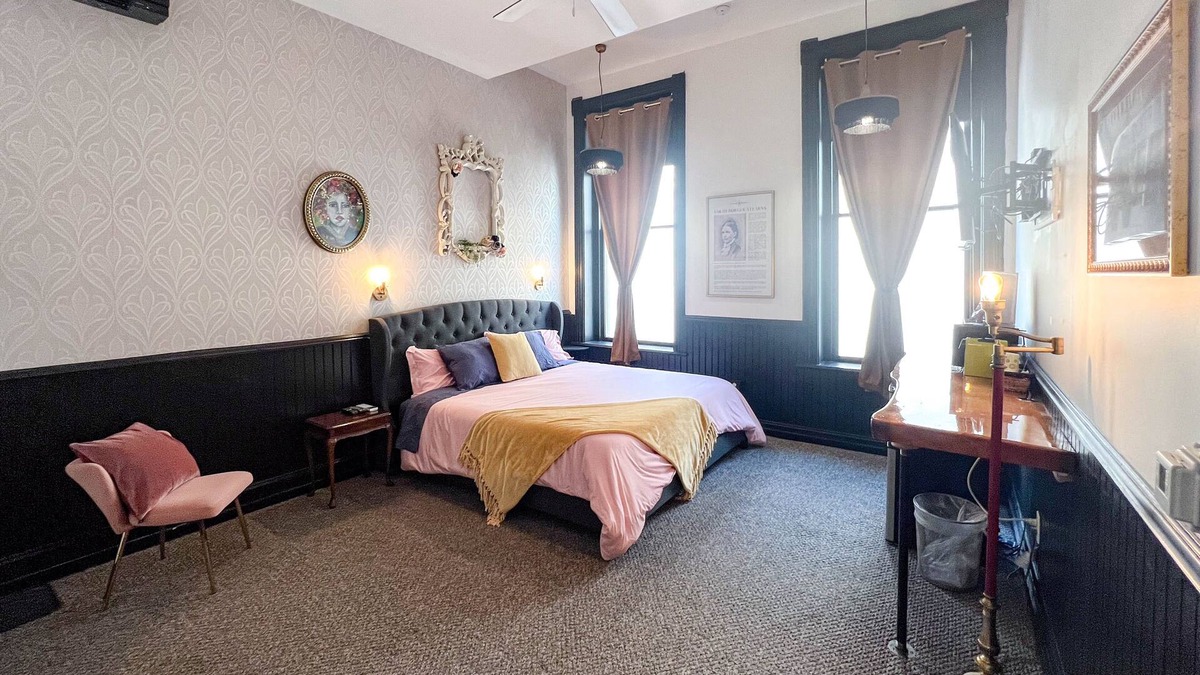 Downtown - Waterfront House | Oliver Inn | Suite 18 | Sarah Burger Stearns