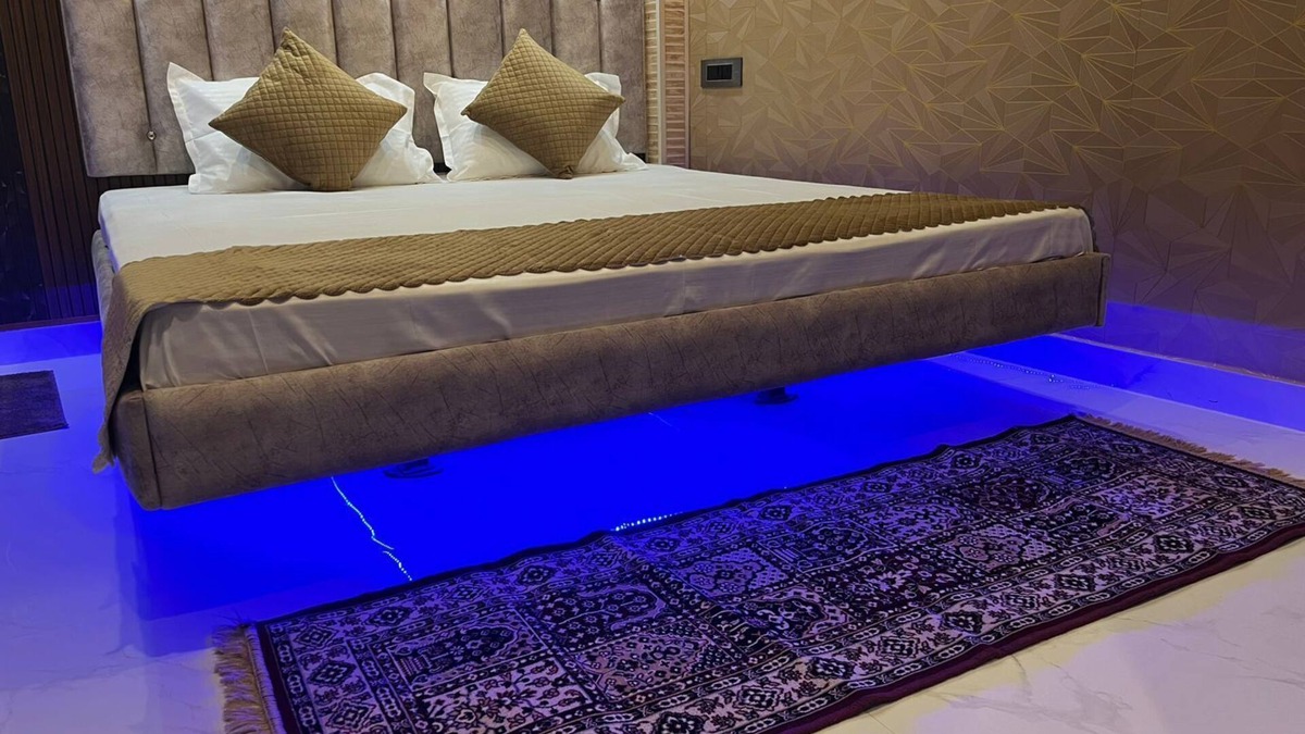 Mahmoorganj House | Om Nilay Paying Guest House By GRB