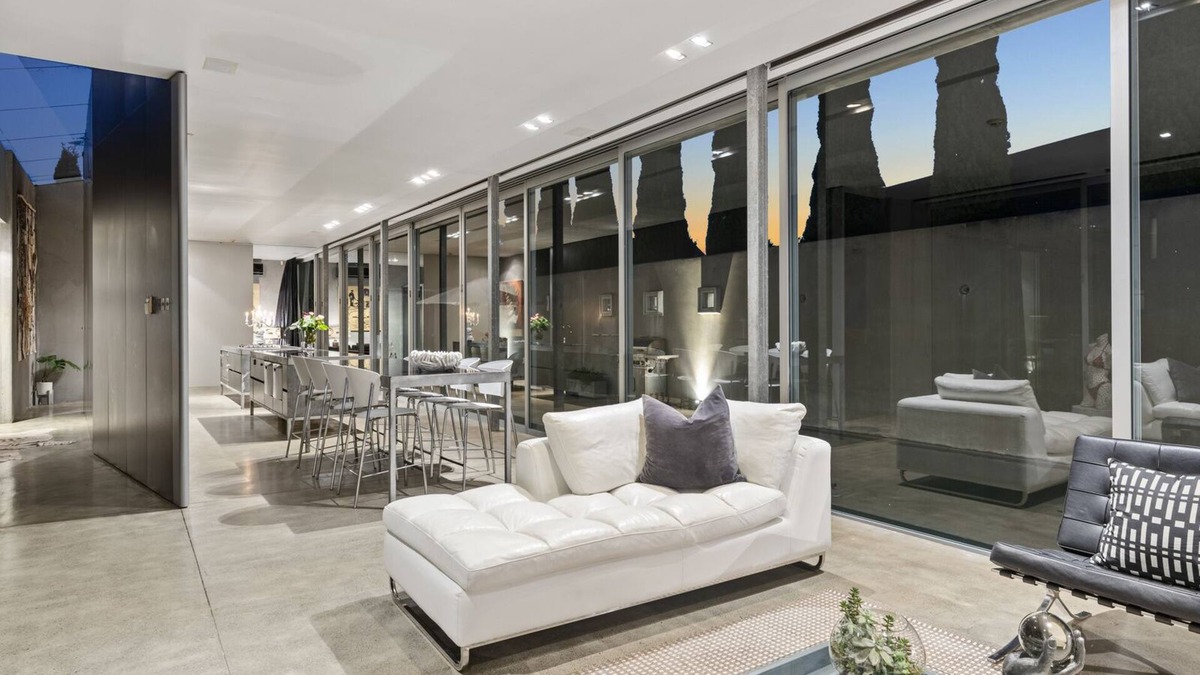 Omaha House | Omaha's Luxurious Hideaway