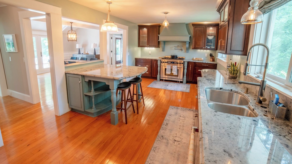 Traverse City House | OMP w/private shared beach! Office, 2 Cali King beds, Pet Friendly