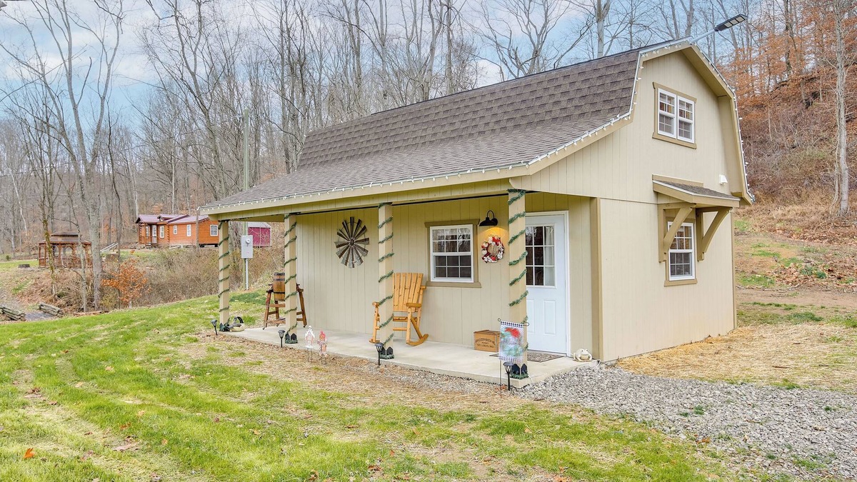 Zanesville Cabin | On 40 Acres: Charming Cabin in Zanesville!