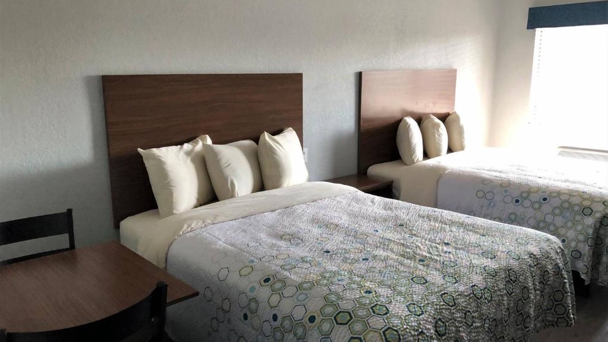 Arena District Hotel | On a budget! 3 Hotel Studios Ideal for Groups with Free Parking near the Alamo