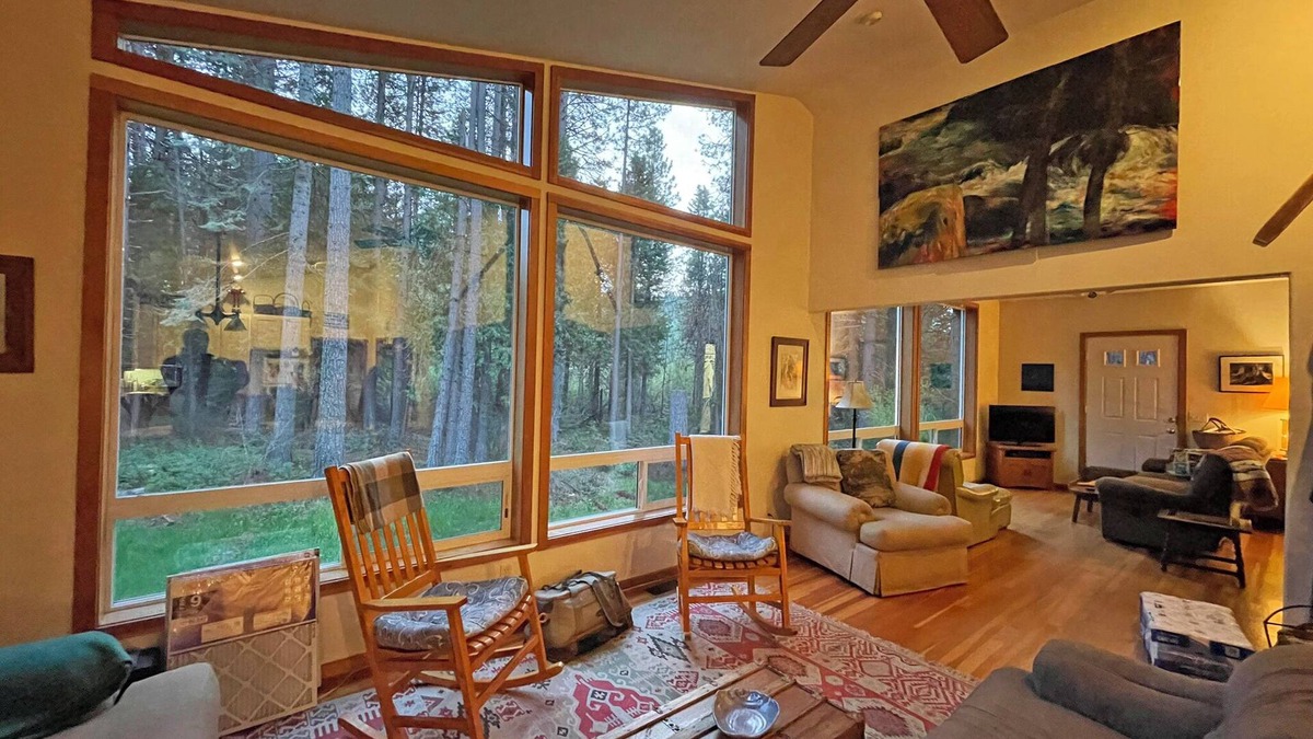 McCloud House | On a Meadow by a Creek in the Shadow of Mt Shasta - Sleeps 8+