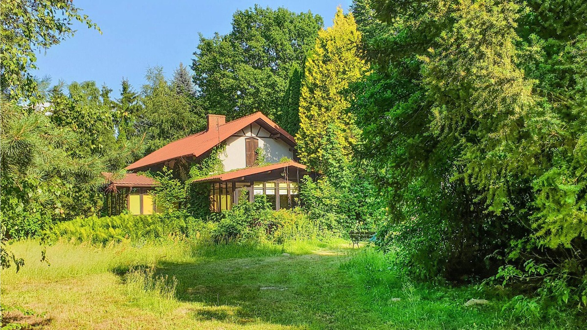 Czerwinsk nad Wisła House | On a natural property this charming vacation home near the Vistula welcomes you.
