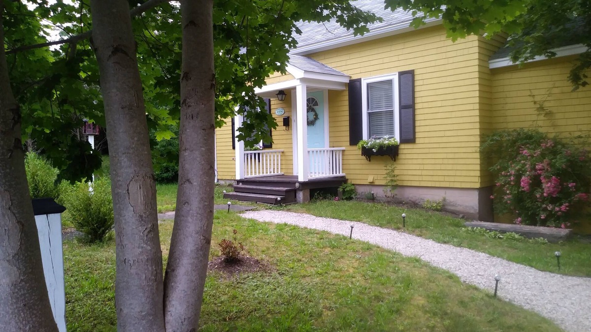 Mahone Bay Cottage | On a quiet, narrow Lane walking distance to all amenities
