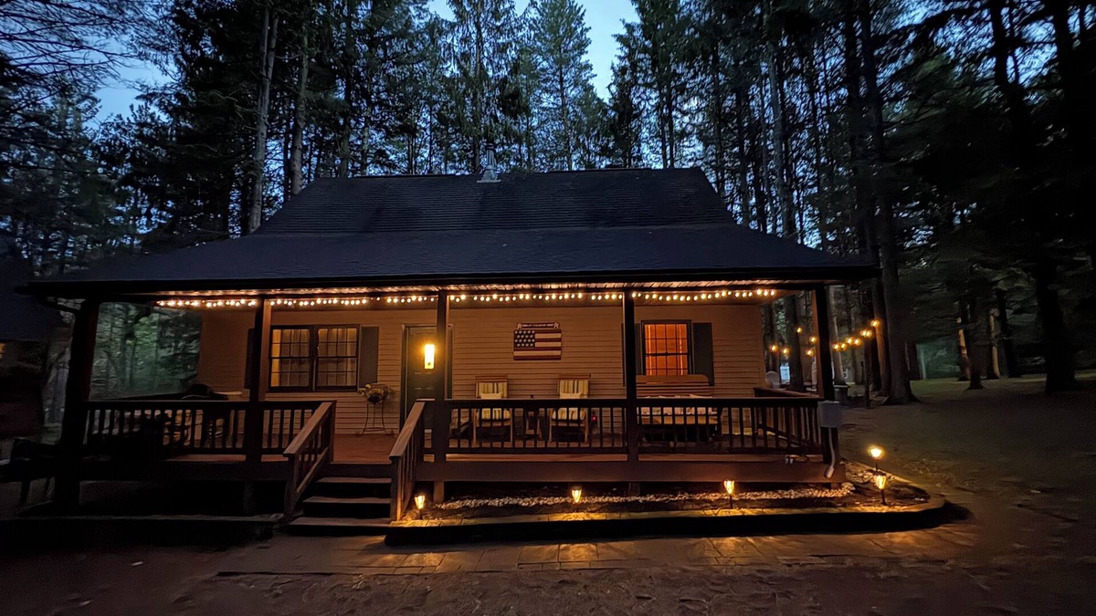 Sky Valley House | On a Whim- Peaceful 2 bedroom home + loft in charming lakefront community