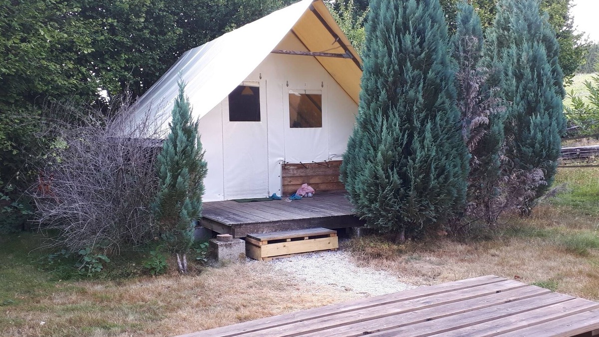 Le Clerjus House | On an estate with an indoor swimming pool, spend an unusual night in a cabin.