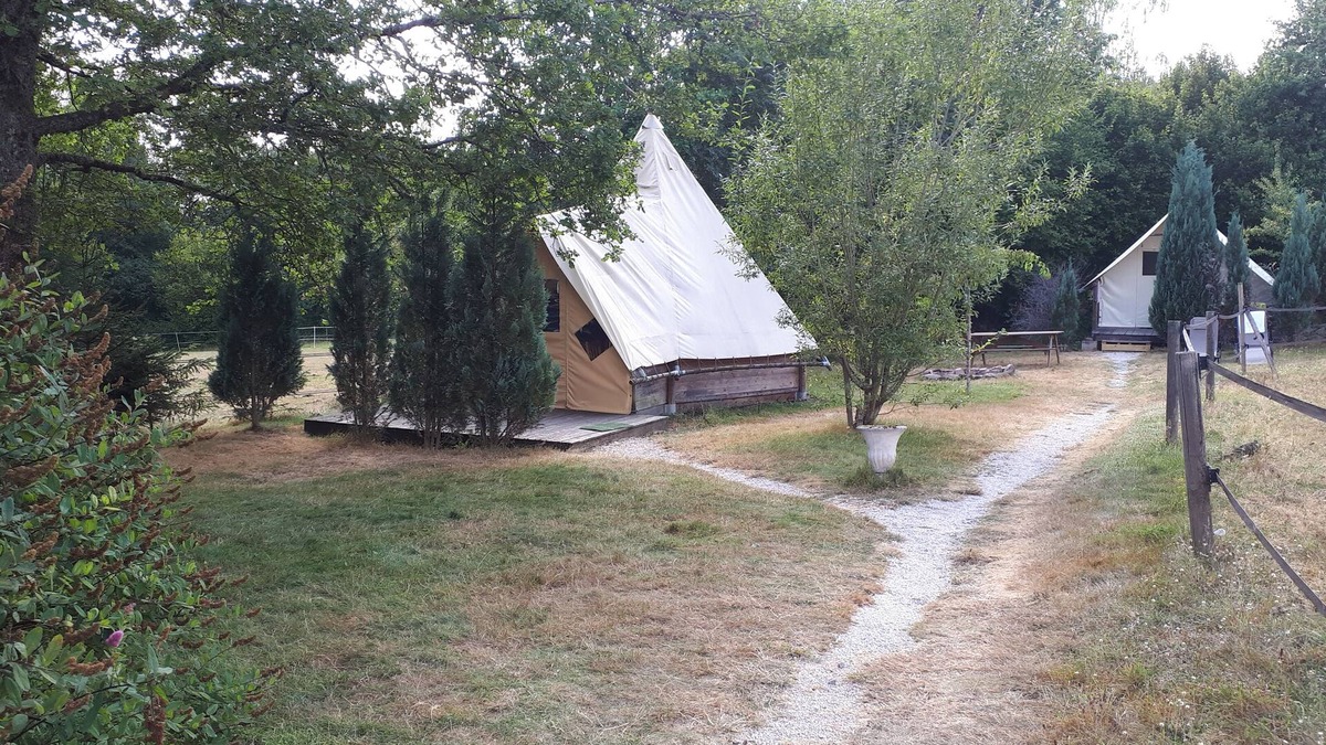 Le Clerjus Cabin | On an estate with an indoor swimming pool: cabins for unusual overnight stays