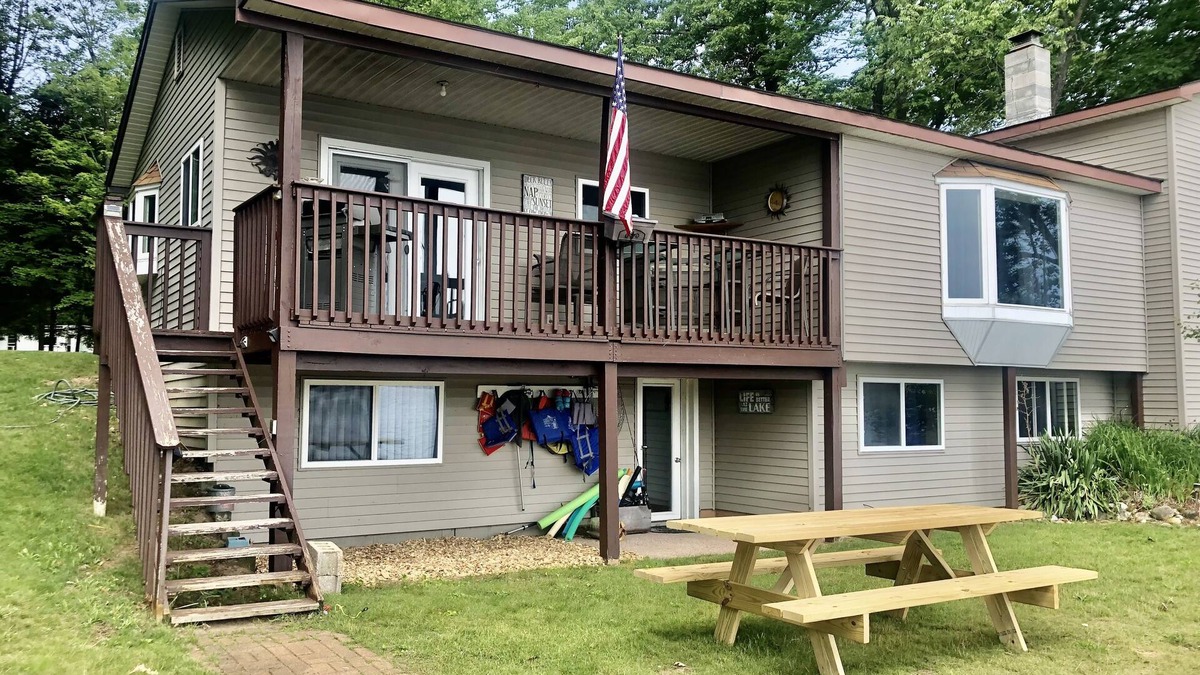 Traverse City House | On Bass Lake in TC, Game room. A/C, fireplace. Pet ok.