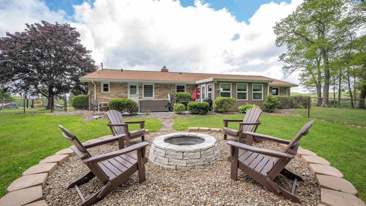 Friendsville House | On Deep Creek Time: Lake Area, Hot Tub, Pool Table, Fireplace!