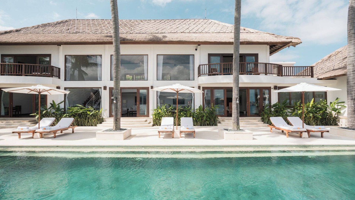 Candi Dasa Villa | On holiday in a contemporary villa feet in water at home.