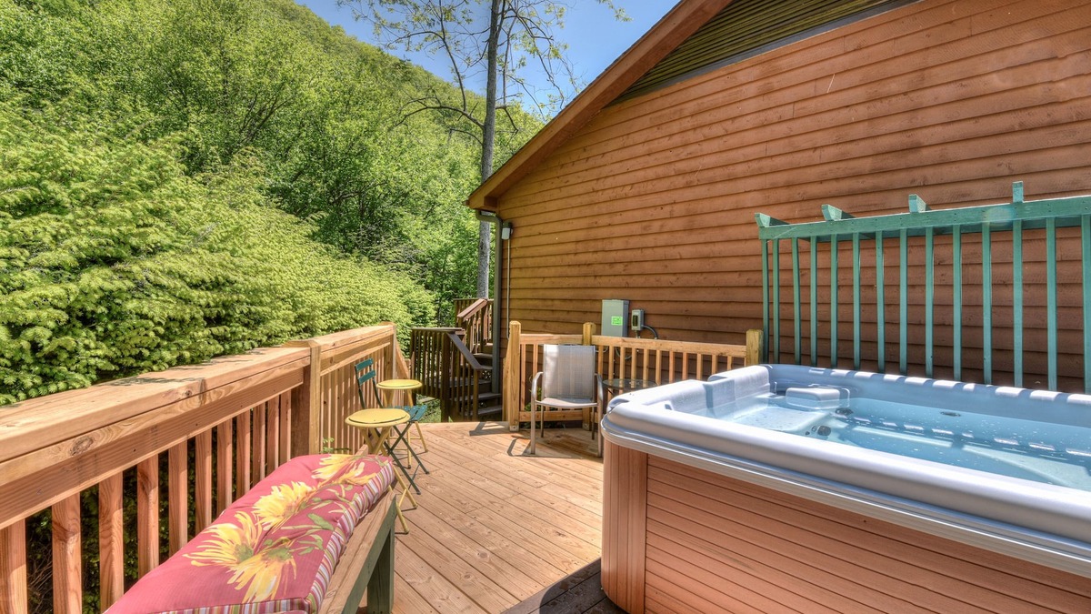 Maggie Valley Cabin | On Jonathan Creek! Family Oriented! Hot Tub! Small Dogs ok