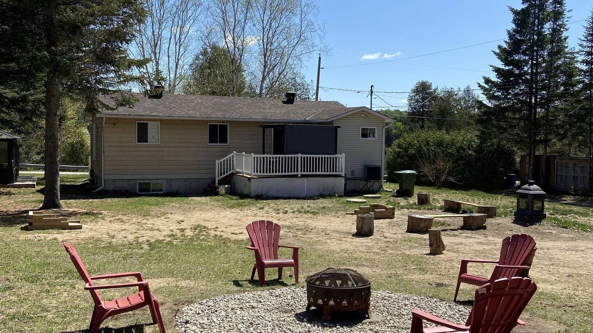 Bowman Cottage | On La Lièvre river - Lovely cottage with private beach, pet friendly and Wi-Fi!