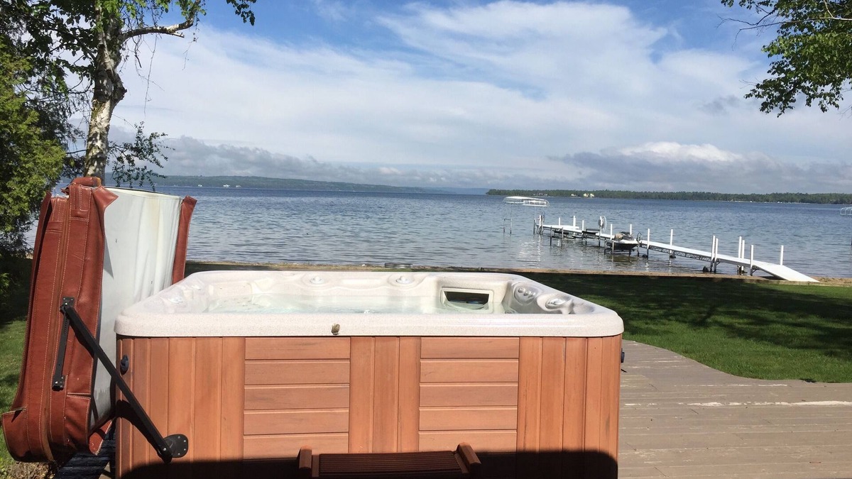 Charlevoix House | ON LAKE CHARLEVOIX - 5 MINUTES FROM DOWNTOWN CHARLEVOIX