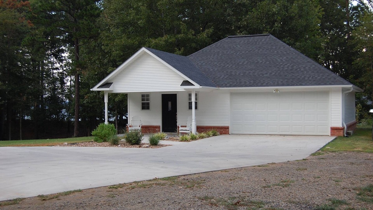 Russellville Cottage | On Lake Dardanelle, quiet but close to town