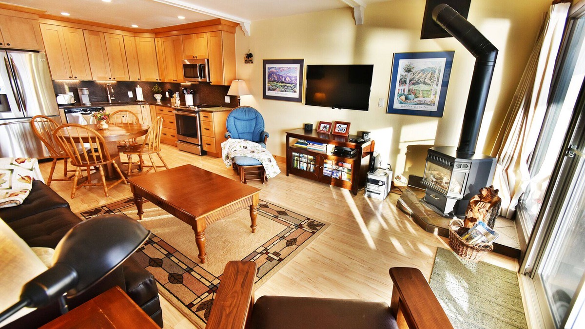 Dillon Condo | On Lake! Hot Tub, Views, Elevator! Walk to Concerts, Marina, Dining