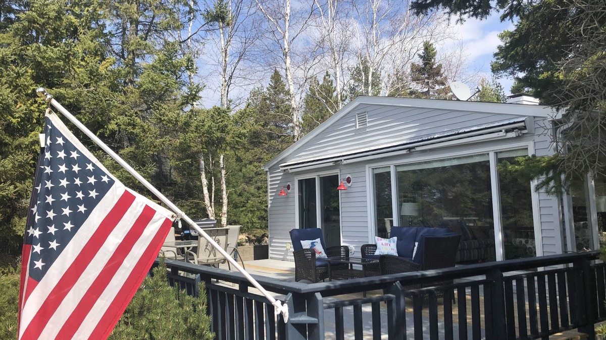 Mackinaw City Cottage | On Lake Michigan, family friendly,great location near bridge/island/attractions
