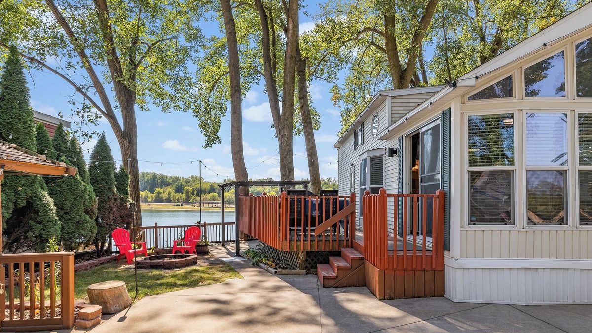 Portage RV Rental | On Lake Minnehaha, The Funky Turtle @ Lakeshore Camp Resort with all the Campground Amenities!