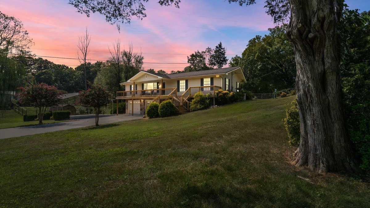 Ashley Oaks House | On Lake w/Dock/Spa Near UT/Windrock/Golf/Shopping -Pontoon boat avail. to rent.