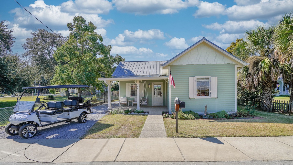 Old Town House | On Main St! Private Heated pool, Golf cart included, Sleeps 10