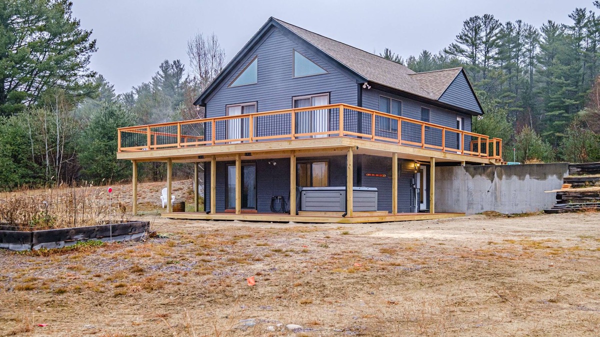 Bethel House | On Mountain Time - renovated ski house, hot tub, 15 minutes to Sunday River