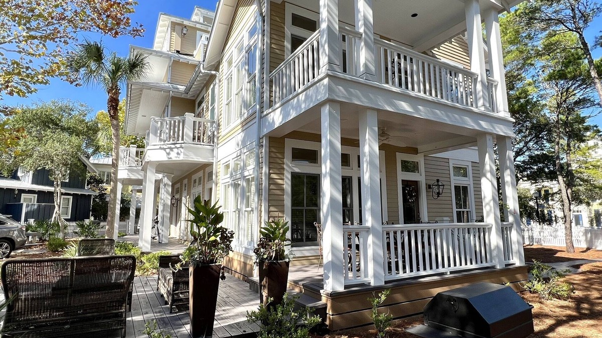 Seaside Cottage | On Seaside Ave. Lock Off w/Amazing Porches, Steps to Beach + 2 Adult Bikes!