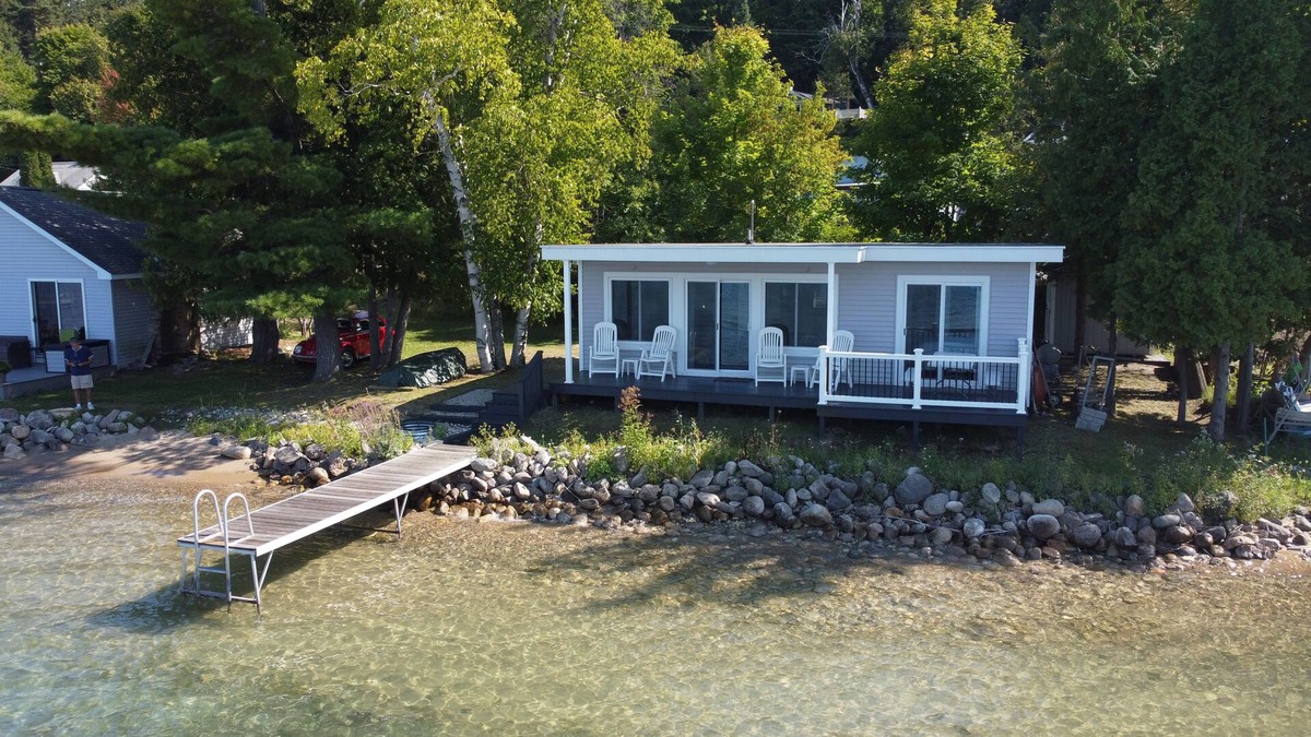Beulah Cottage | On Shore Of Spectacular Lake