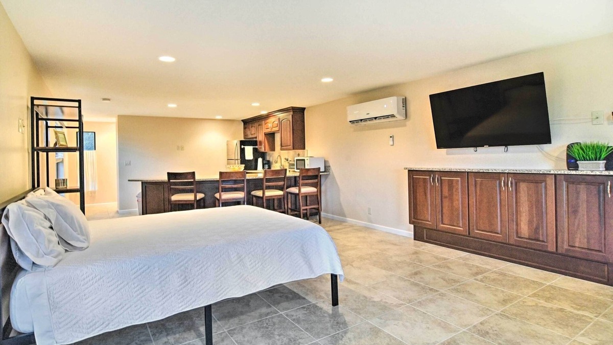 Seminole Apartment | On-Site Pond: Sleek Largo Studio < 7 Mi to Beach!