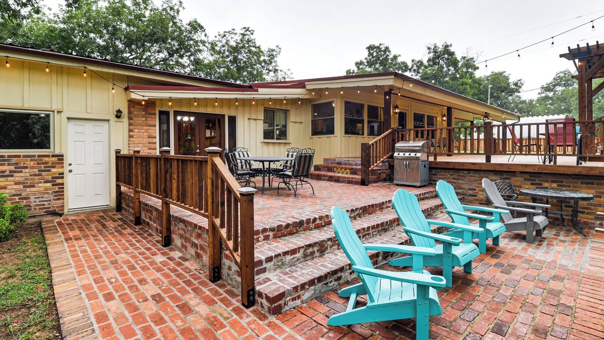Dennis House | On-Site River Access: Fishing Retreat in Granbury!