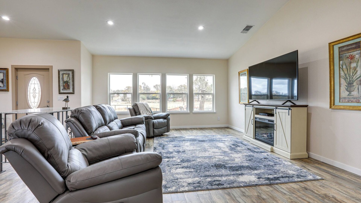 Victor House | On-Site Winery: Rural Plymouth Getaway!